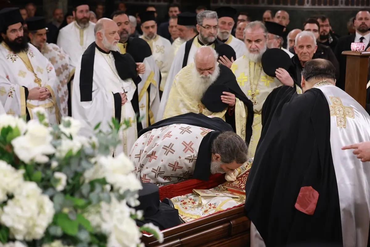 ΤΩΡΑ: Σε λαϊκό προσκύνημα το σκήνωμα του Μακαριστού Ανθιμου (ΒΙΝΤΕΟ)
