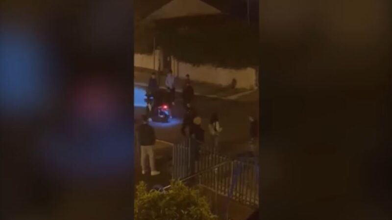 Νεαροί πετούν βαρελότα στα πόδια 85χρονης γιαγιάς – Σοκαριστικό βίντεο