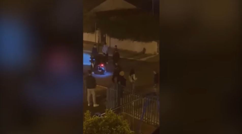 Νεαροί πετούν βαρελότα στα πόδια 85χρονης γιαγιάς – Σοκαριστικό βίντεο