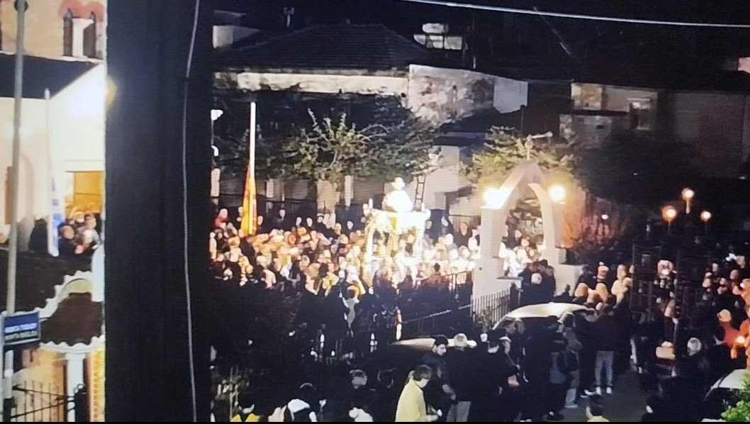 Πλήθος κόσμου στην Αγία Τριάδα ακολούθησε τον επιτάφιο (ΒΙΝΤΕΟ)