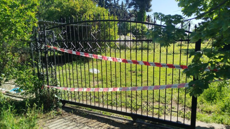 Αυτή είναι η καγκελόπορτα που καταπλάκωσε την άτυχη γυναίκα στο Αγγλελοχώρι (ΦΩΤΟΡΕΠΟΡΤΑΖ)