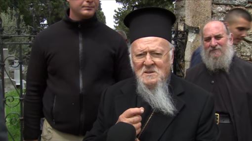 Ο Οικουμενικός Πατριάρχης Βαρθολομαίος αποχαιρετά τον Πάπα Φραγκίσκο