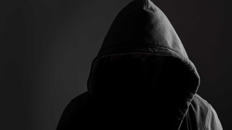Αδίστακτοι ληστές μπήκαν σε σπίτι, κλείδωσαν το ζευγάρι στο μπάνιο και πήραν ότι μπορούσαν…