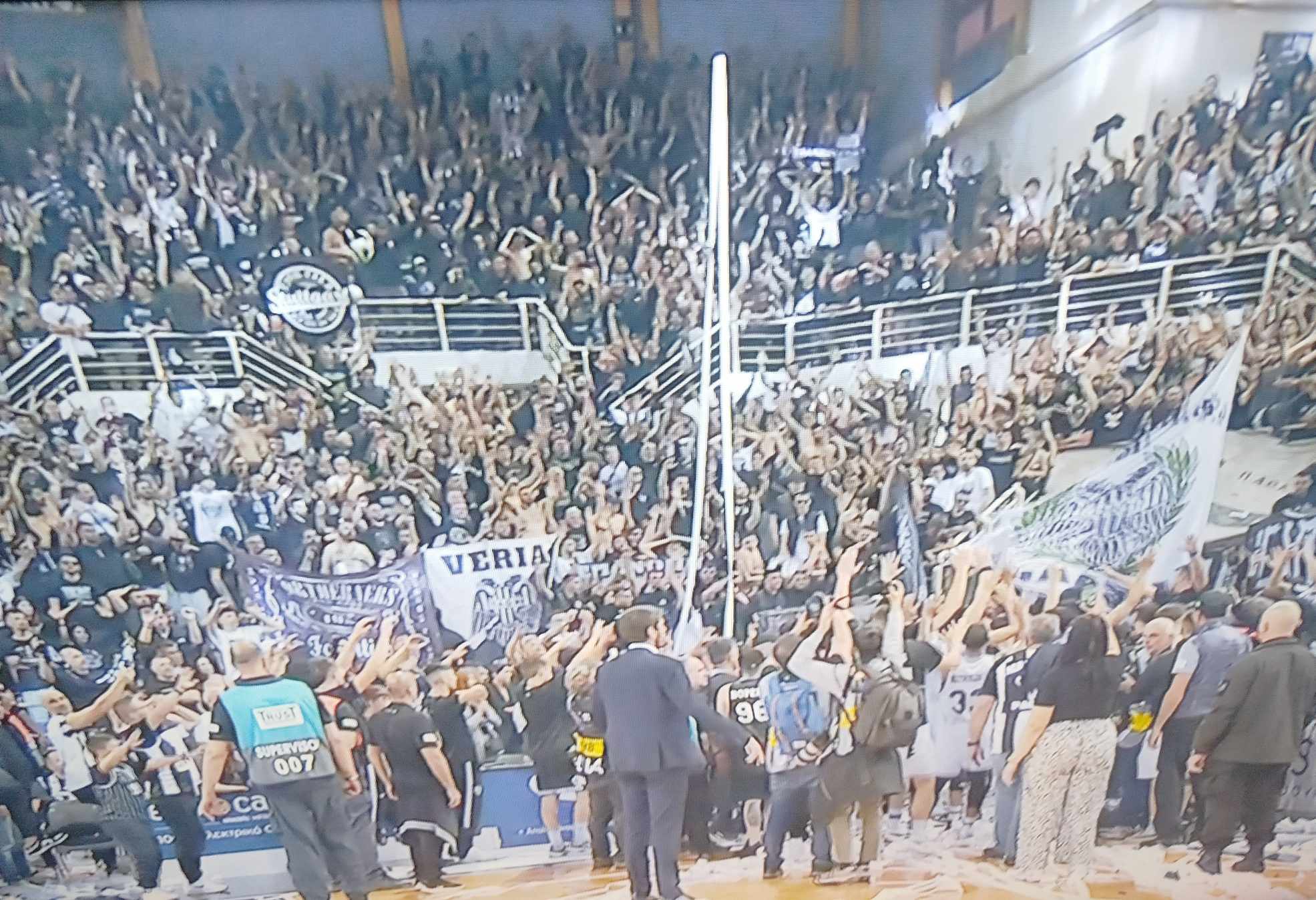 Εχασε το κύπελλο ο ΠΑΟΚ-Σοκ με σοβαρό τραυματισμό φιλάθλου από κροτίδα