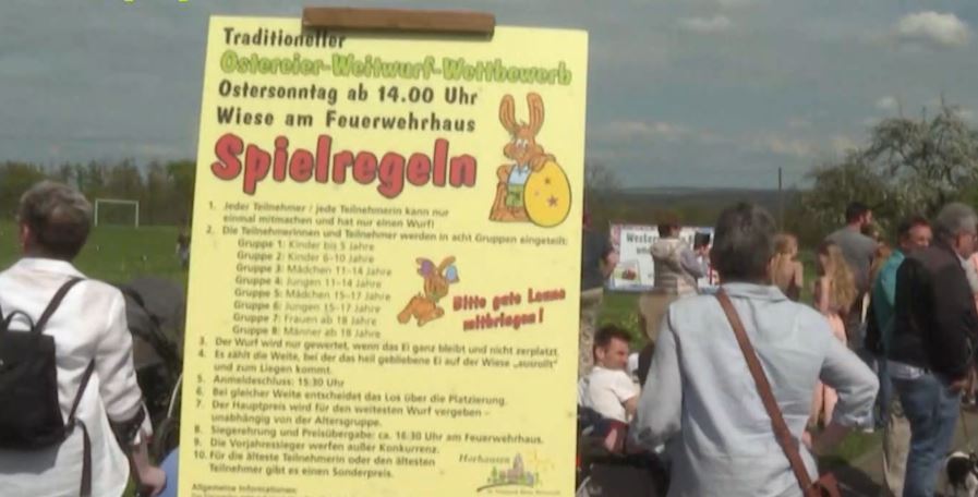 Εντυπωσιακό θέαμα: Μικροί & μεγάλοι συμμετείχαν στην παραδοσιακή τελετή ρίψης πασχαλινών αυγών (ΒΙΝΤΕΟ)