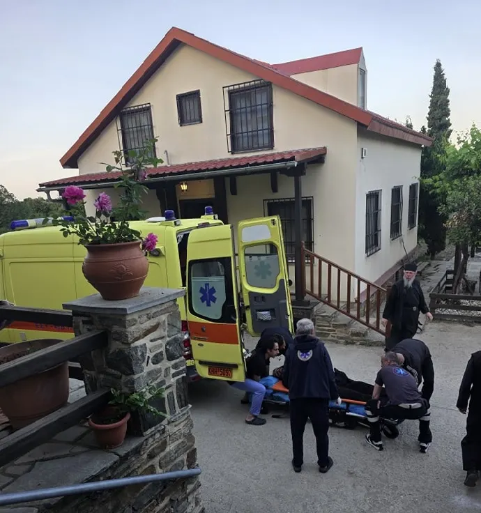 Σοβαρό αιματηρό επεισόδιο στο Αγιο Ορος: Επιτέθηκαν με γροθιές στο κεφάλι σε μοναχό της Μονής Εσφιγμένου