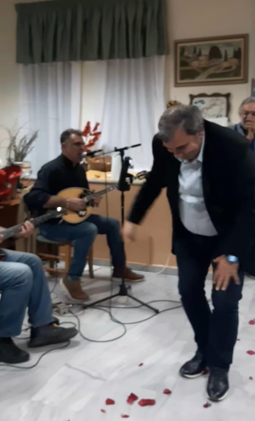 Το ζεϊμπέκικο του Σίμου στο ΚΑΠΗ της Κερασιάς! (ΒΙΝΤΕΟ)