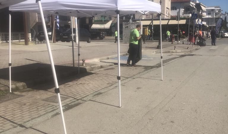 ΤΩΡΑ: Εθελοντές καθαρίζουν την Αμπελοκήπων από τα σκουπίδια