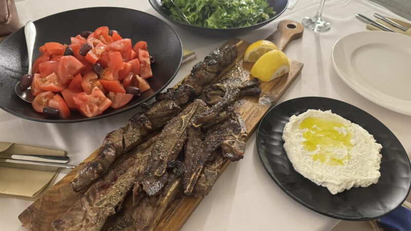 Κυριακή στη “Προβατίνα” με δύο μεγάλα “κανόνια”: Κοντοσούβλι πρόβειο και αρνίσια παϊδάκια (ΒΙΝΤΕΟ)