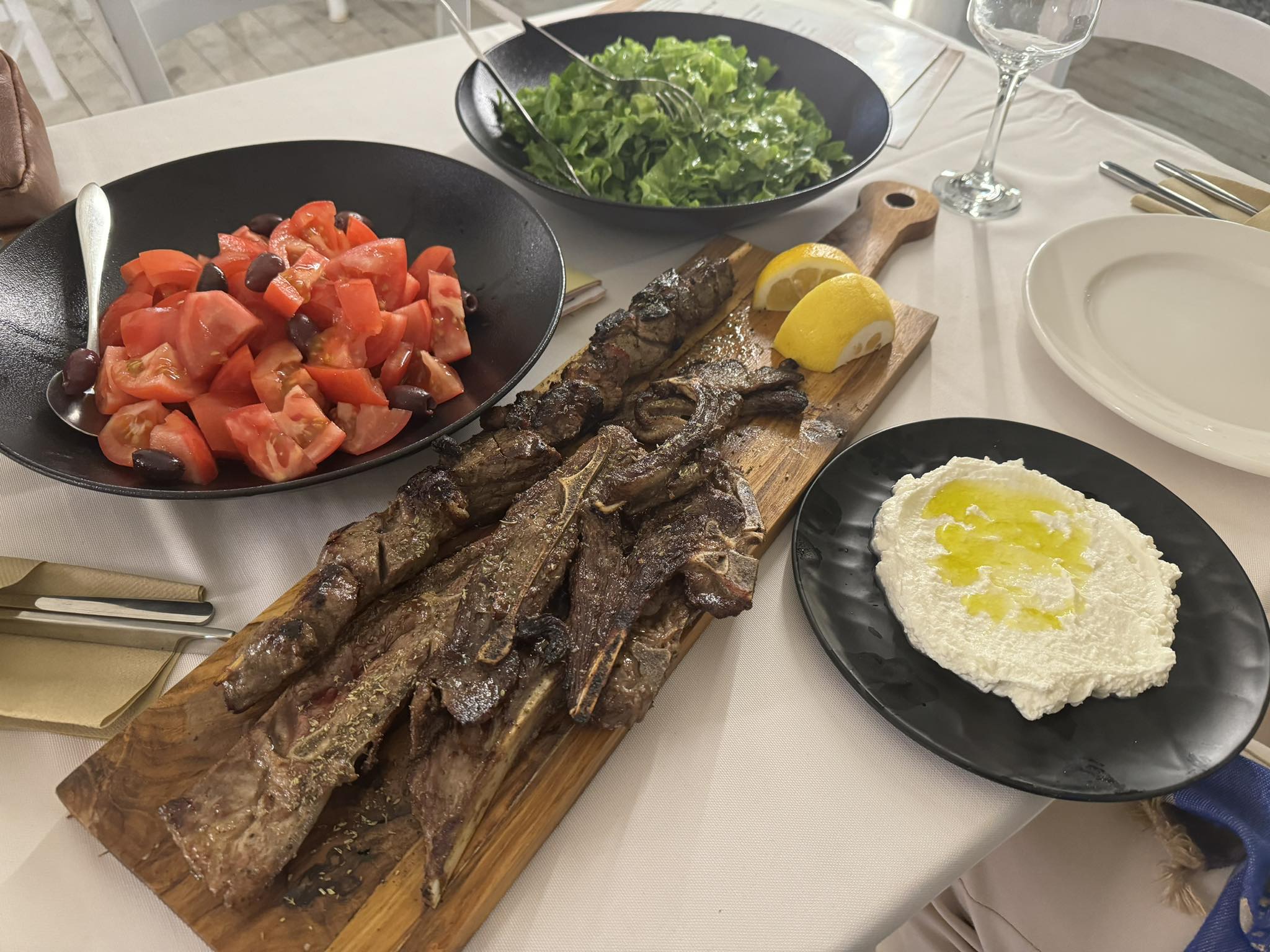Κυριακή στη “Προβατίνα” με δύο μεγάλα “κανόνια”: Κοντοσούβλι πρόβειο και αρνίσια παϊδάκια (ΒΙΝΤΕΟ)