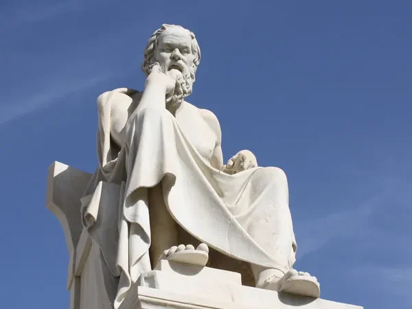ΤΟ ΑΡΘΡΟ ΤΗΣ ΚΥΡΙΑΚΗΣ: “Αν ζούσε σήμερα ο Σωκράτης, τι θα έλεγε για τη ζωή μας;”