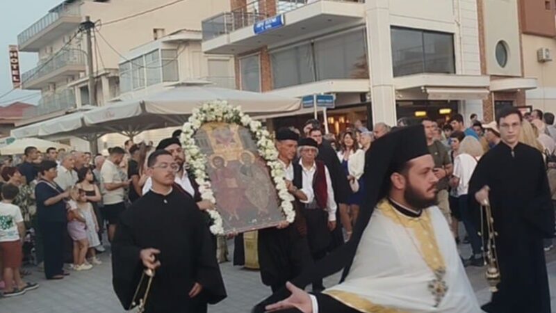 Το Αγιο Πνεύμα μαζί μας: Η λιτάνευση της Ιεράς Εικόνας στην Αγία Τριάδα (2 ΒΙΝΤΕΟ)