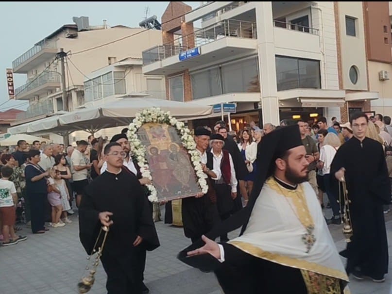 Το Αγιο Πνεύμα μαζί μας: Η λιτάνευση της Ιεράς Εικόνας στην Αγία Τριάδα (2 ΒΙΝΤΕΟ)