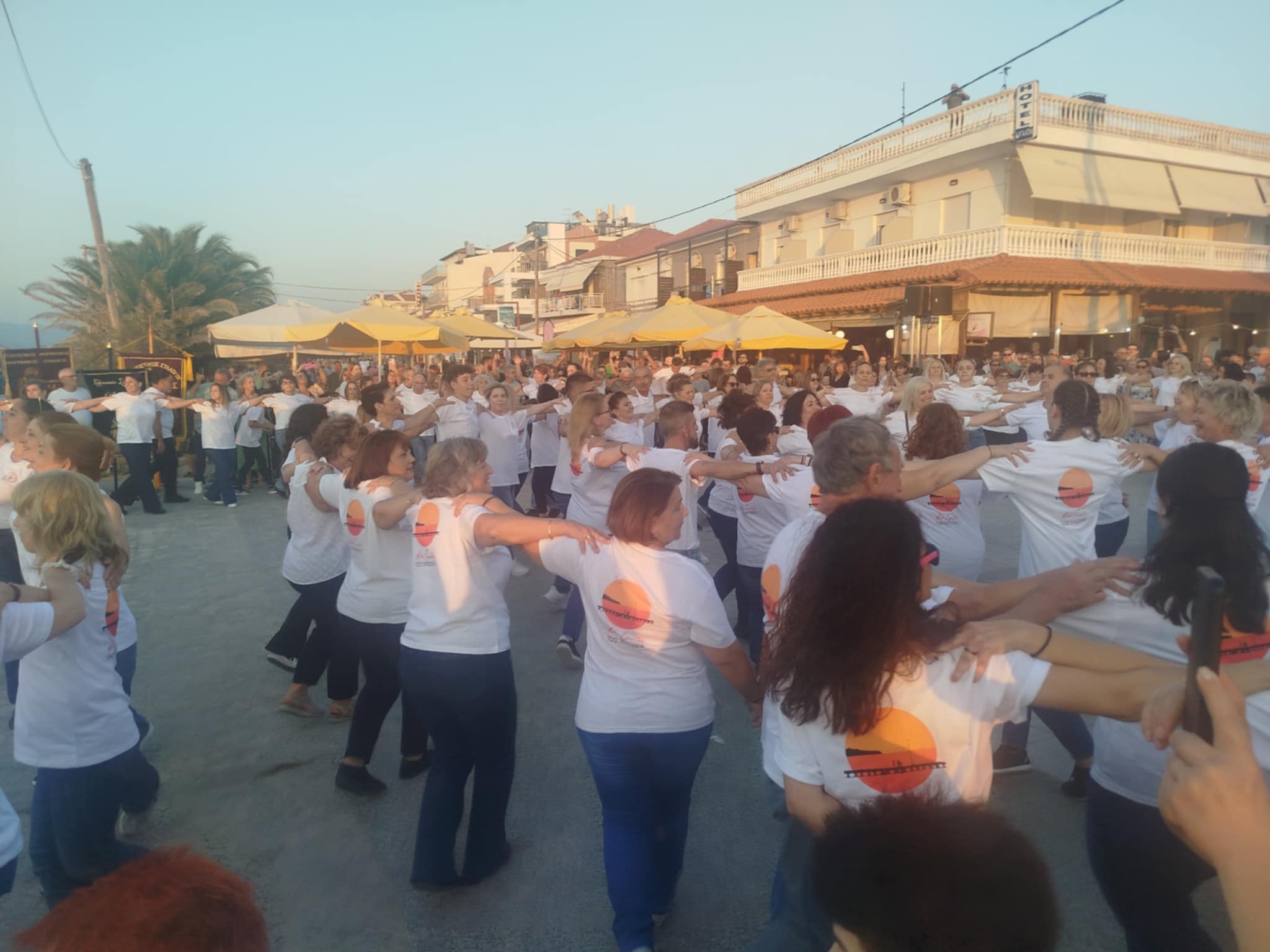 ΕΝΤΥΠΩΣΙΑΚΕΣ ΕΙΚΟΝΕΣ: Η Αγία Τριάδα γιορτάζει τα 100 της χρόνια με ατελείωτο Ταταυλιανό Χασάπικο στη παραλία του χωριού (ΦΩΤΟΡΕΠΟΡΤΑΖ+3 ΒΙΝΤΕΟ)