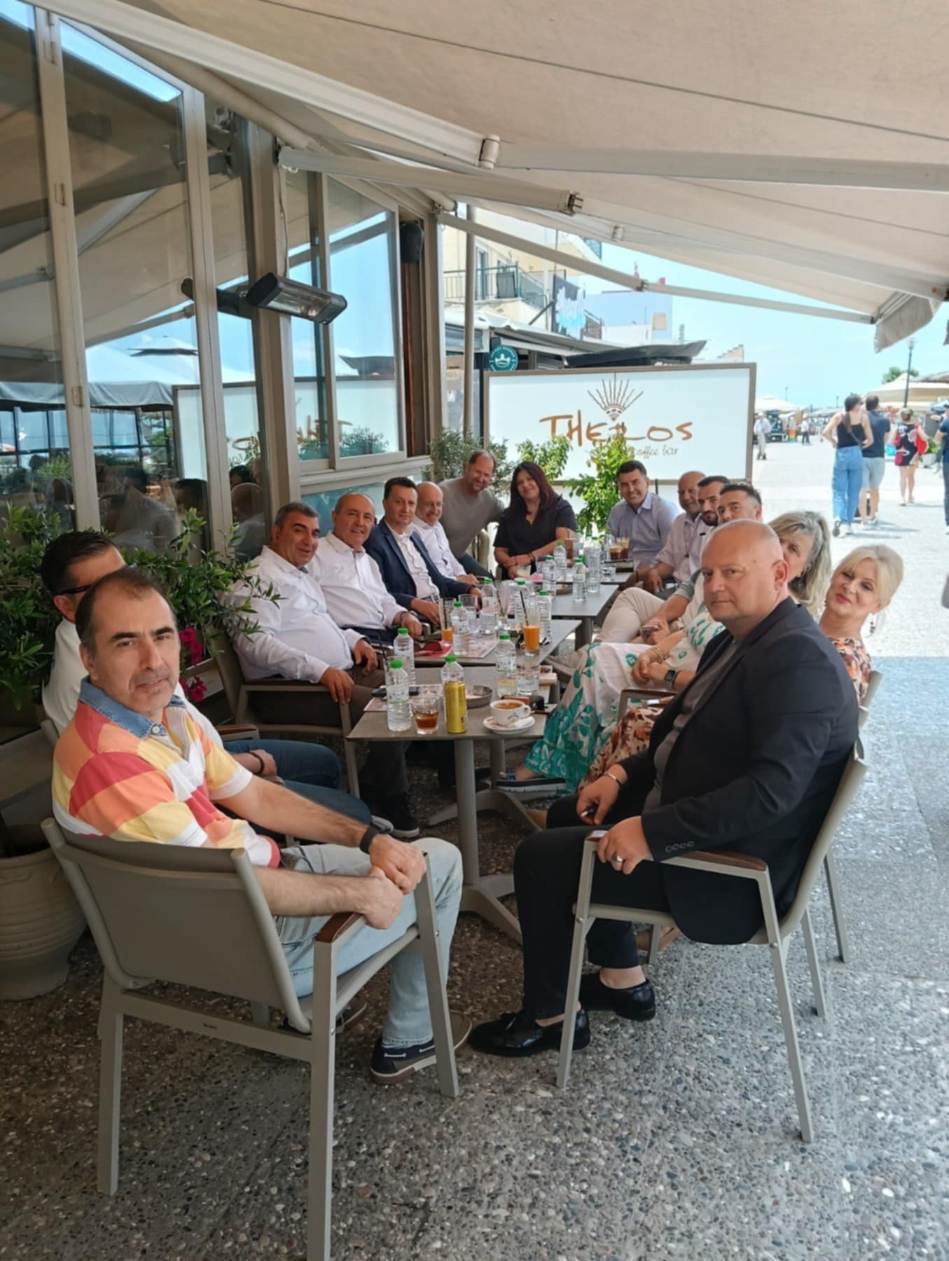 Μετά την εκδήλωση της ΝΔ: Για καφέ στο “Theros”!