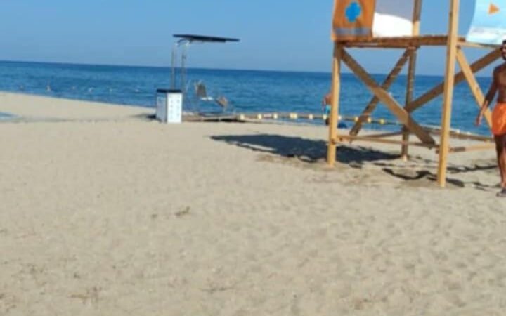 Διόρθωσαν το λάθος: Επέστρεψε ο πύργος του ναυαγοσώστη δίπλα στο διάδρομο ΑμεΑ των Νέων Επιβατών (ΒΙΝΤΕΟ)