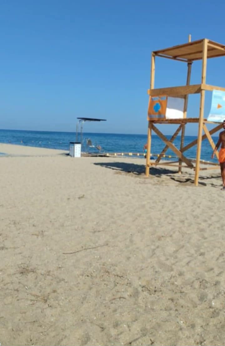 Διόρθωσαν το λάθος: Επέστρεψε ο πύργος του ναυαγοσώστη δίπλα στο διάδρομο ΑμεΑ των Νέων Επιβατών (ΒΙΝΤΕΟ)