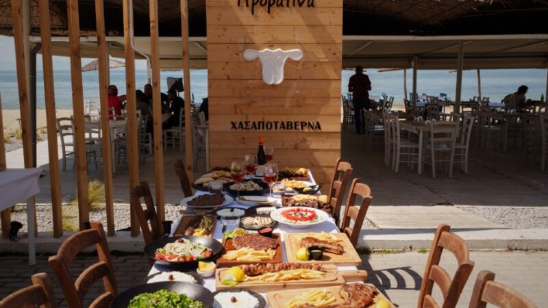 Στη Προβατίνα θα βρεις ένα τραπέζι δίπλα στο κύμα, στρωμένο με γεύσεις και καλοκαίρι