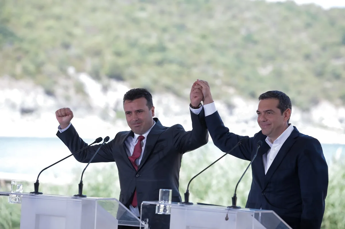 Σαν σήμερα υπογράφηκε η κατάπτυστη “συμφωνία των Πρεσπών”