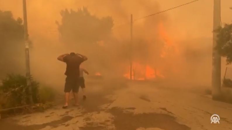Οι Τούρκοι κατηγορούν την Ελλάδα για τις πυρκαγιές στη Σμύρνη (ΒΙΝΤΕΟ)
