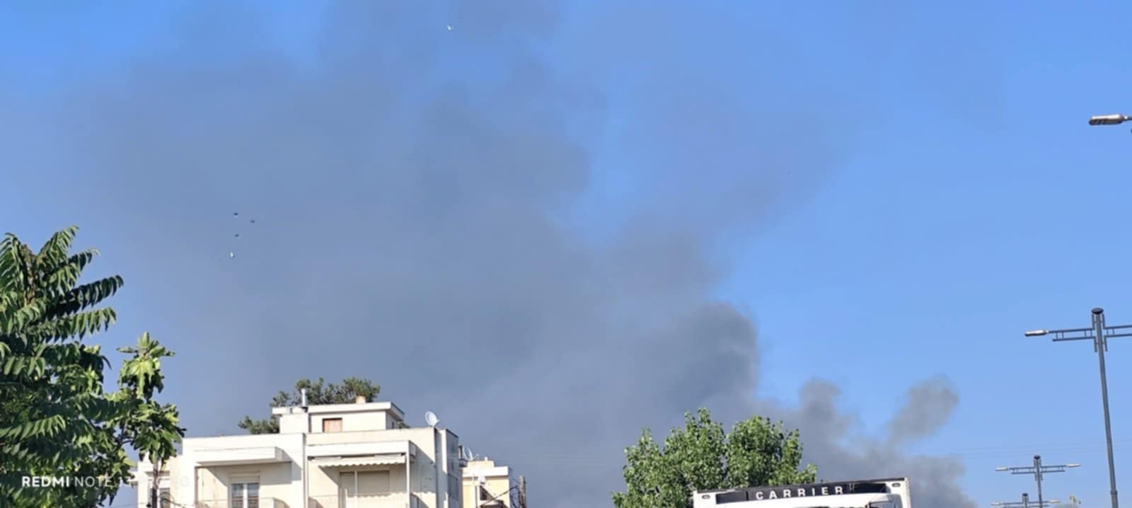 ΤΩΡΑ: Μεγάλη φωτιά στη Περαία-Σηκώθηκε ελικόπτερο (ΦΩΤΟΡΕΠΟΡΤΑΖ)