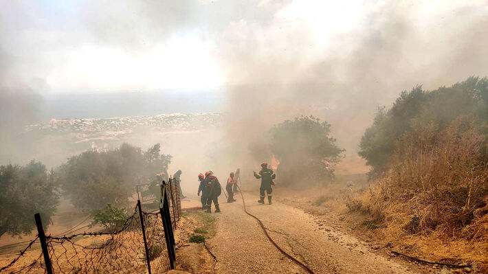 Ξέφυγε η κατάσταση στη Χίο-Η φωτιά καίει σπίτια και ζώα (ΒΙΝΤΕΟ)