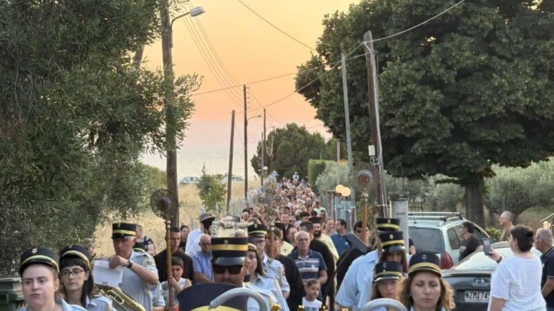 Δροσιά Μηχανιώνας: “Ποτάμι” πιστών στην Αγία Κυριακή (ΦΩΤΟΡΕΠΟΡΤΑΖ+2 ΒΙΝΤΕΟ)