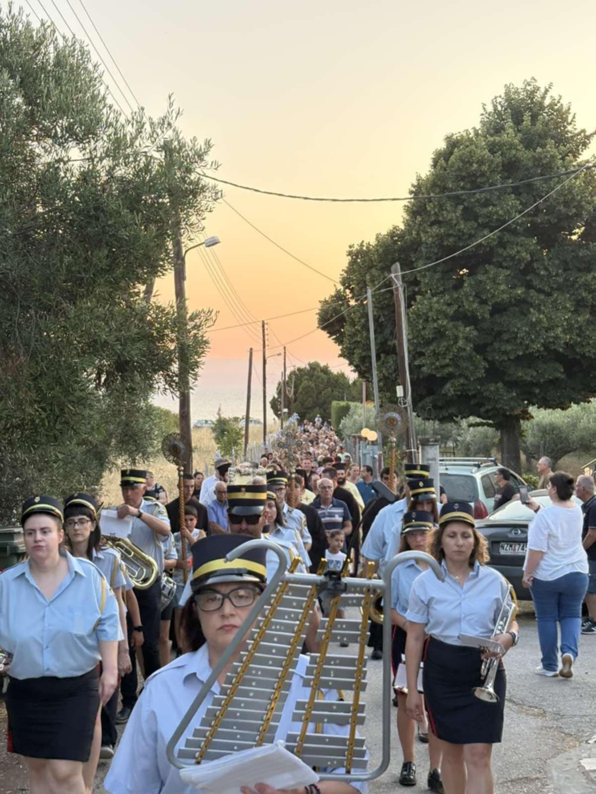 Δροσιά Μηχανιώνας: “Ποτάμι” πιστών στην Αγία Κυριακή (ΦΩΤΟΡΕΠΟΡΤΑΖ+2 ΒΙΝΤΕΟ)