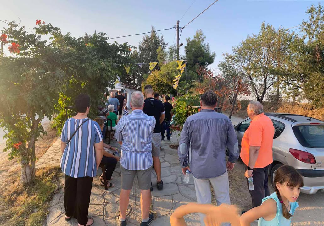 Εσπερινός εν μέσω δυσοσμίας από τα σκουπίδια στον Αγιο Παντελεήμονα Επανομής (ΦΩΤΟΡΕΠΟΡΤΑΖ)