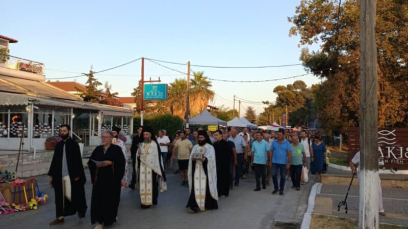 Παραλία Επανομής: Με ευλάβεια η λιτανεία στην Αγία Μαρίνα (ΦΩΤΟΡΕΠΟΡΤΑΖ)