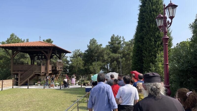 Ουρές πιστών από τα ξημερώματα στον τάφο του Αγίου Παϊσίου-Λιποθύμησε μία γυναίκα (ΒΙΝΤΕΟ)
