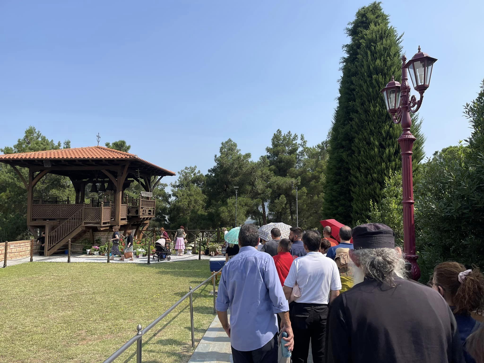Ουρές πιστών από τα ξημερώματα στον τάφο του Αγίου Παϊσίου-Λιποθύμησε μία γυναίκα (ΒΙΝΤΕΟ)