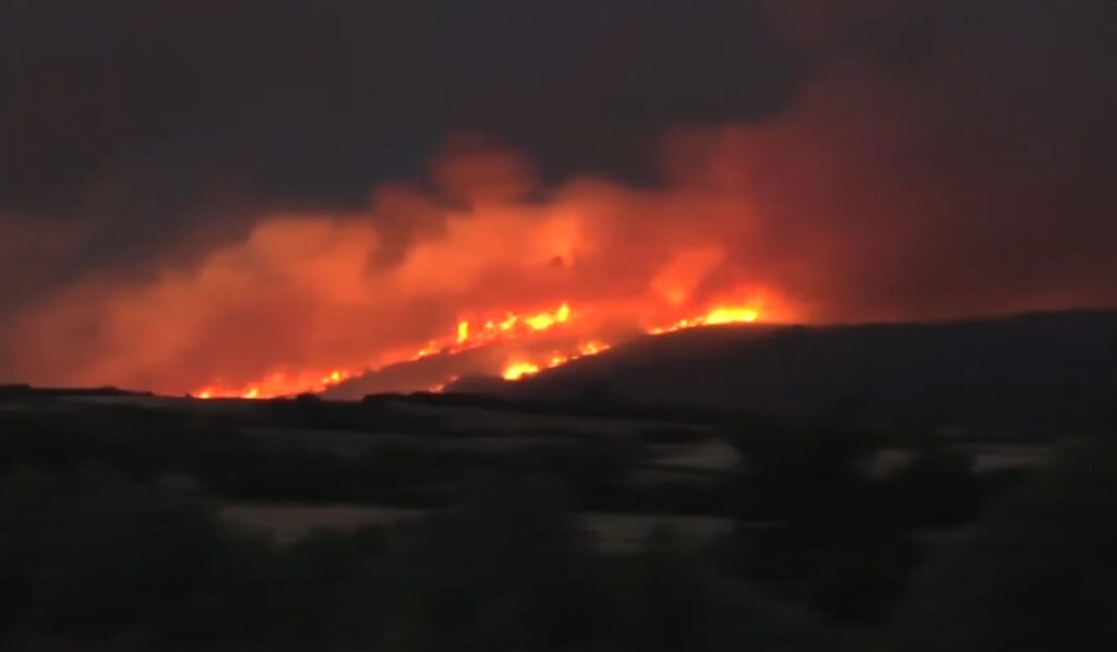 Δύσκολη νύχτα για την Ασσηρο-Μαίνεται και επεκτείνεται πολύ μεγάλη φωτιά