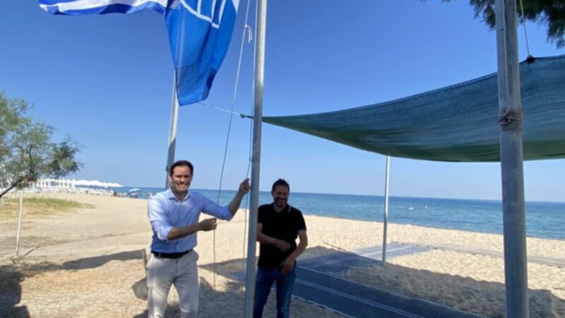 Αλλη μια φωτό για εντυπώσεις με χαμόγελο “κολγκεϊτ”: Ο Τζέκος ανέβασε Γαλάζια Σημαία στους Ν. Επιβάτες