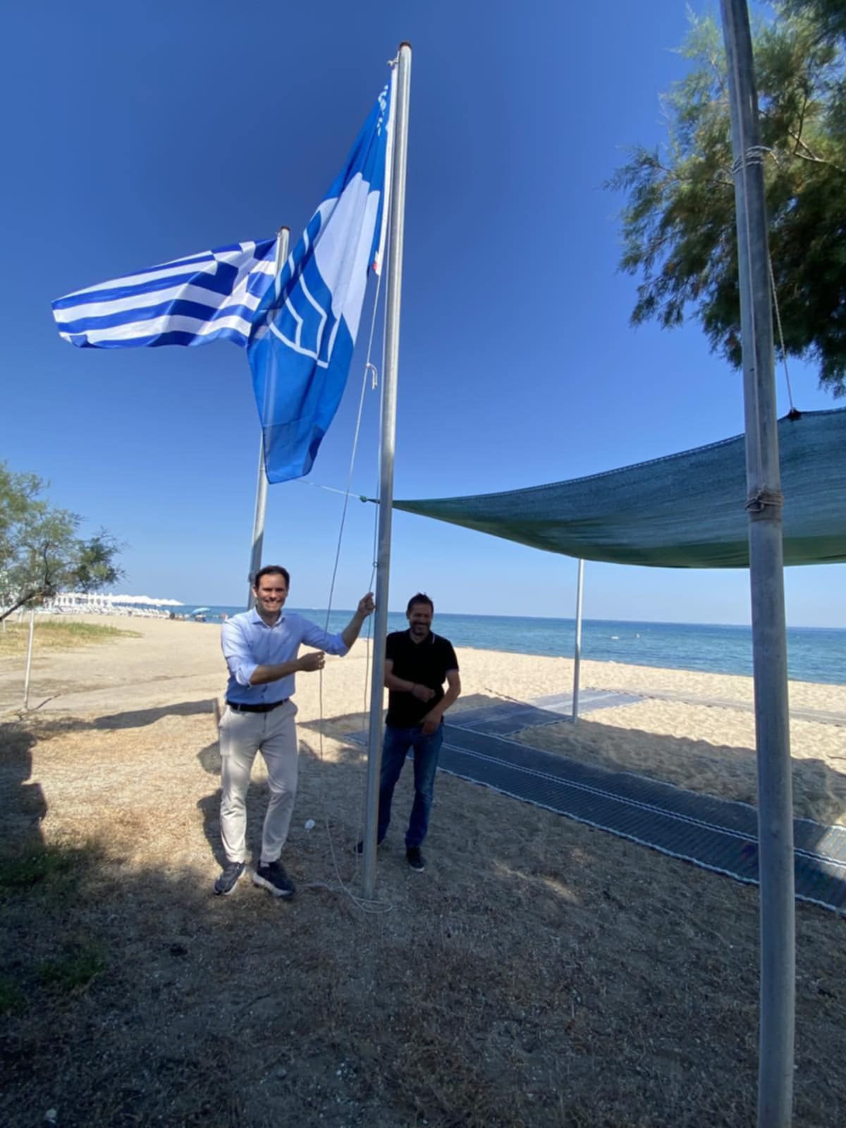 Αλλη μια φωτό για εντυπώσεις με χαμόγελο “κολγκεϊτ”: Ο Τζέκος ανέβασε Γαλάζια Σημαία στους Ν. Επιβάτες