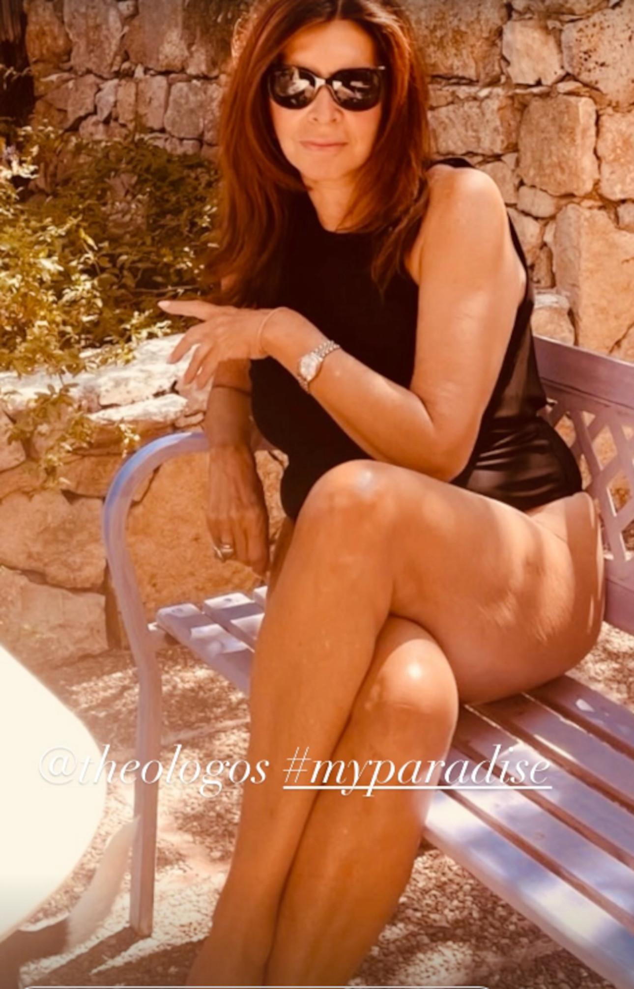 Εντυπωσιάζει η Μιμή Ντενίση με μαγιό στα 72 της!