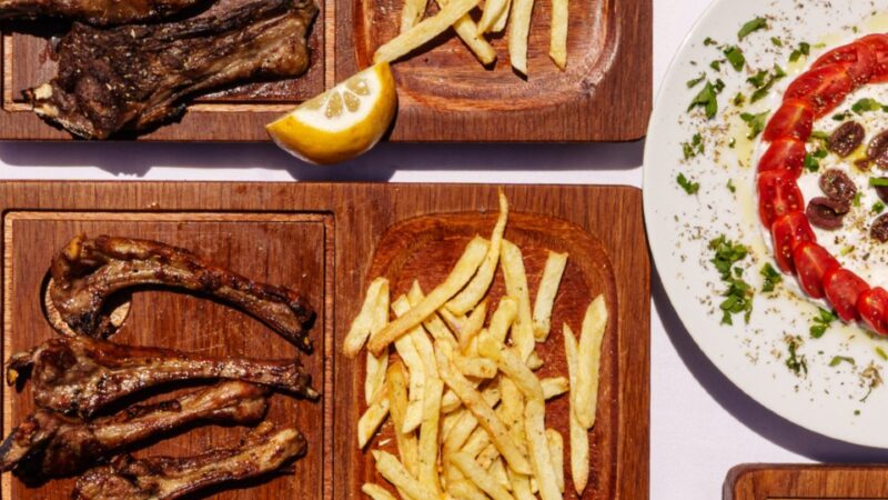 Στην “Προβατίνα”: Μπριζόλα ή παϊδάκι;  Ό,τι διαλέξεις, θα το θυμάσαι.