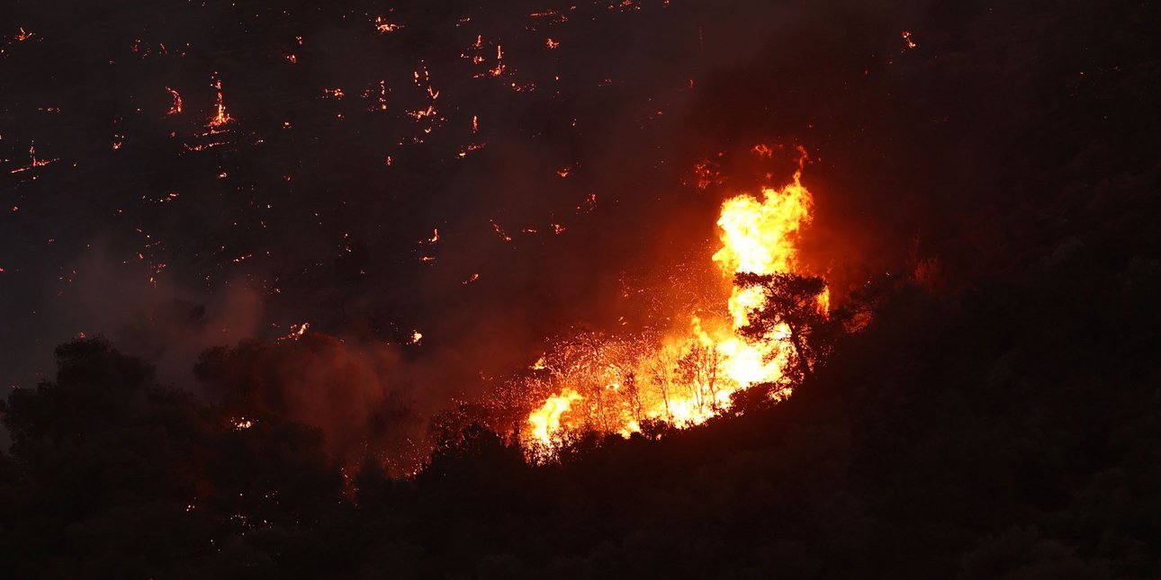 Ολονύχτια μάχη με τις φλόγες σε ανατολική Αττική και Ηλεία: Κάηκαν σπίτια, ένας νεκρός (ΒΙΝΤΕΟ)