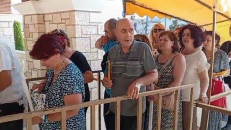 ΤΩΡΑ-ΜΗΧΑΝΙΩΝΑ: Με δάκρυα στα μάτια και μια λαμπάδα στα χέρια… (ΒΙΝΤΕΟ)