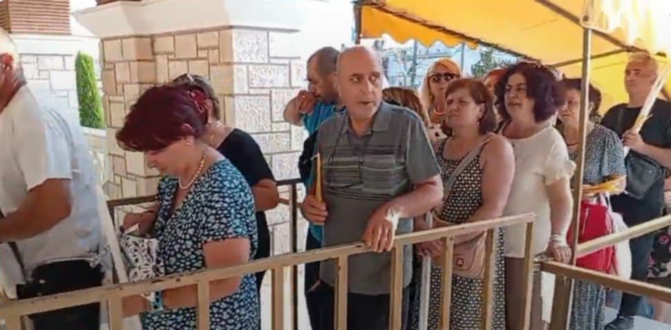 ΤΩΡΑ-ΜΗΧΑΝΙΩΝΑ: Με δάκρυα στα μάτια και μια λαμπάδα στα χέρια… (ΒΙΝΤΕΟ)