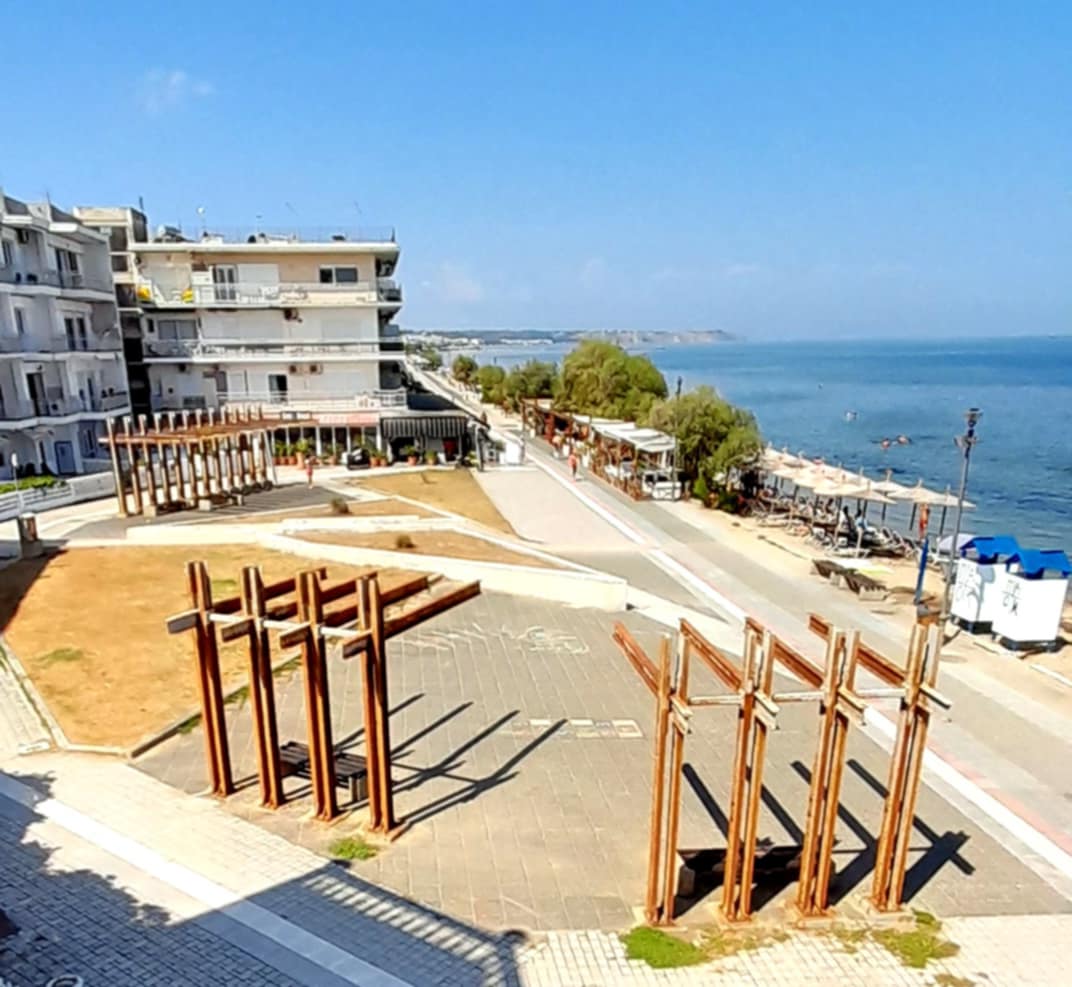 Ντροπιαστικό ακαλαίσθητο θέαμα λίγο πιο πέρα από την κεντρική πλατεία της Περαίας (ΦΩΤΟΡΕΠΟΡΤΑΖ)