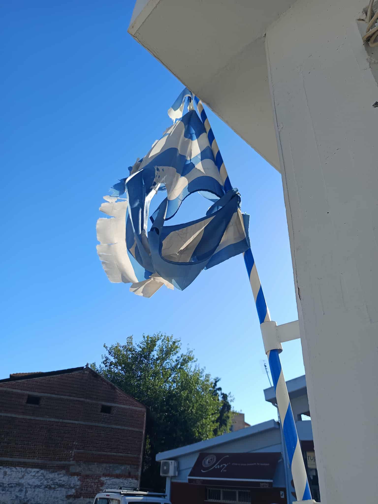 Η Ελληνική σημαία στην Κοινοτική Αγορά της Επανομής (ΦΩΤΟΡΕΠΟΡΤΑΖ)