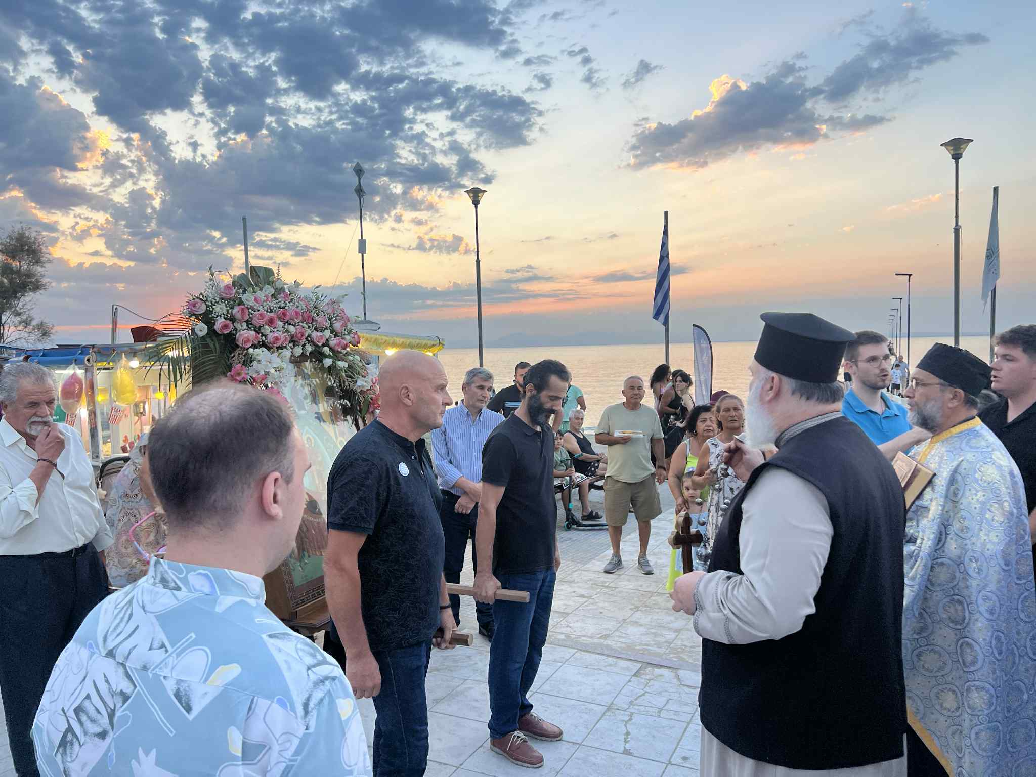 Στο εκκλησάκι της Περαίας: Πλήθος κόσμου στην περιφορά της Ιεράς Εικόνας (ΦΩΤΟΡΕΠΟΡΤΑΖ)