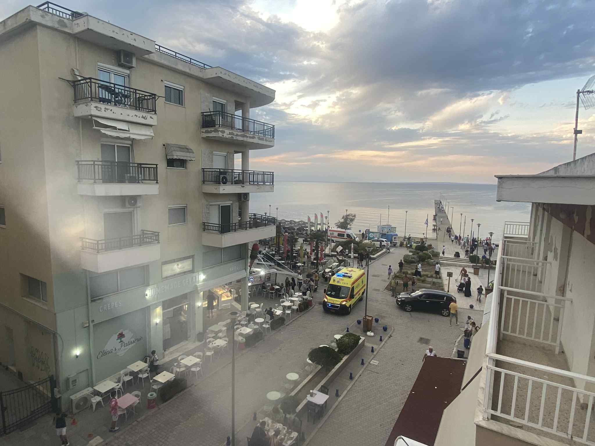 Βούλγαρος στο νοσοκομείο από επικίνδυνη βουτιά στη Σκάλα της Περαίας (ΦΩΤΟΡΕΠΟΡΤΑΖ)