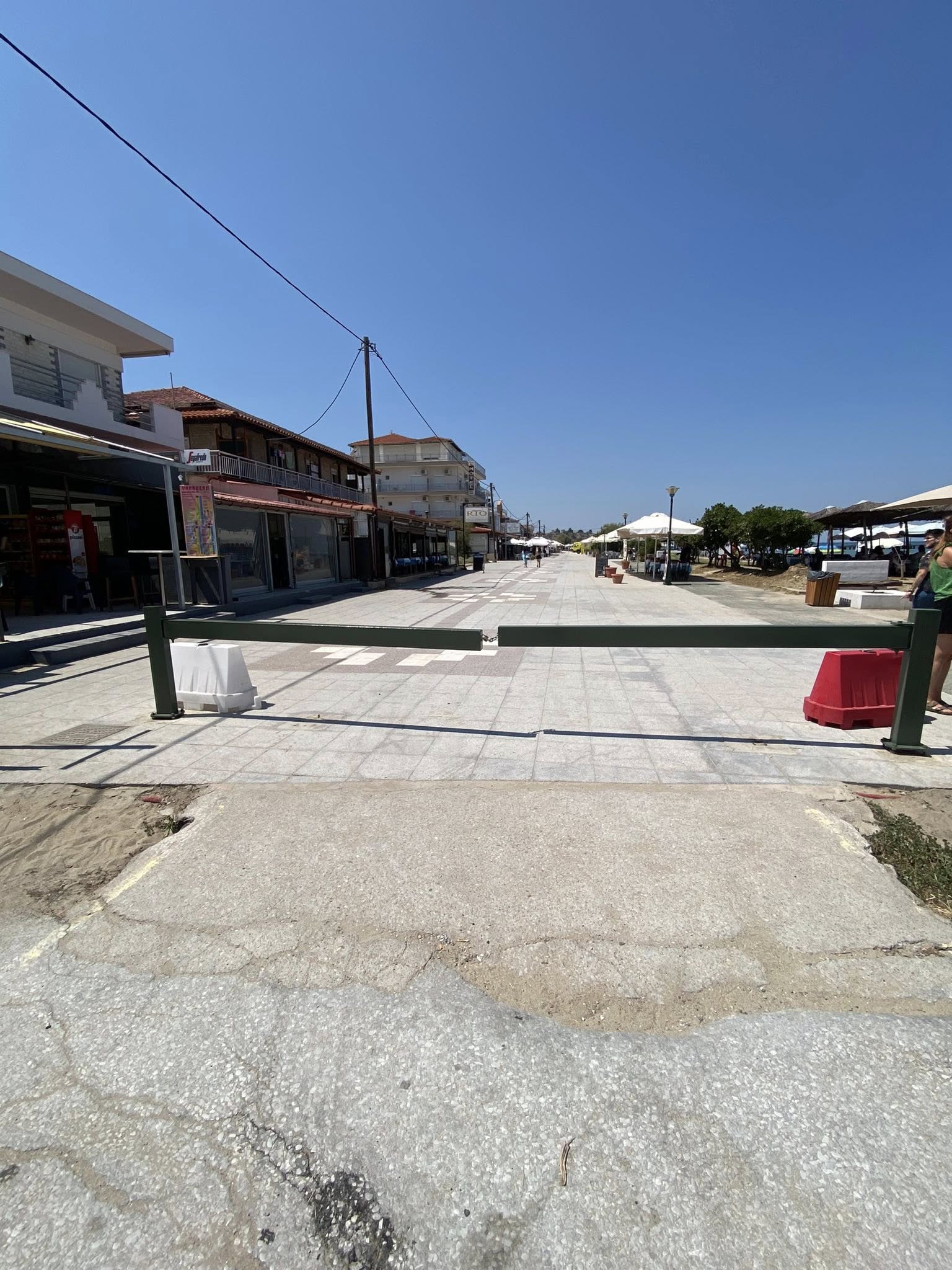 Κιγκλιδώματα  στην παραλιακή της Αγίας Τριάδας