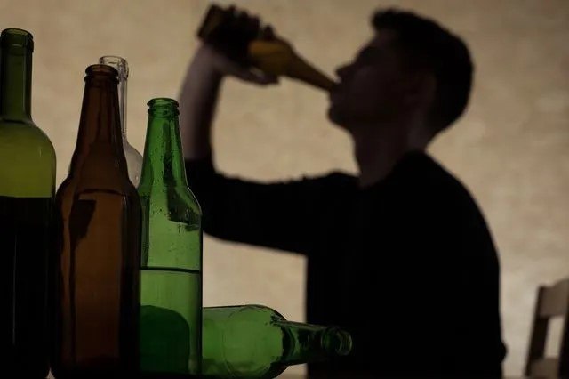 Που θα φτάσουμε; Ανήλικοι στα επείγοντα λόγω υπερβολικής κατανάλωσης αλκοόλ (ΒΙΝΤΕΟ)