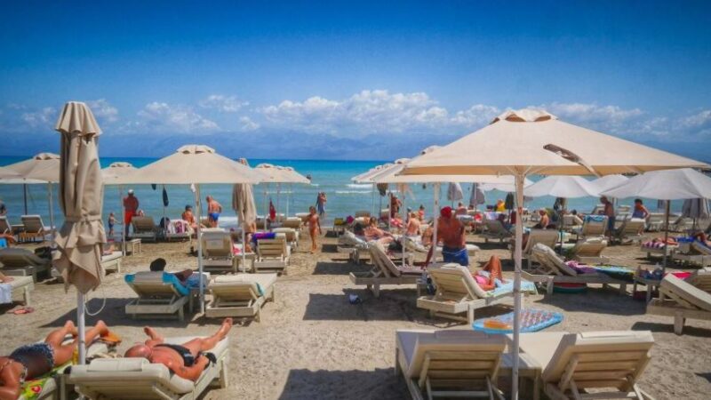Βούλιαξαν από κόσμο οι παραλίες μας!