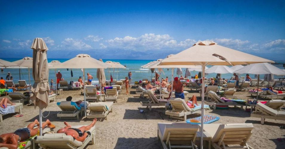 Βούλιαξαν από κόσμο οι παραλίες μας!