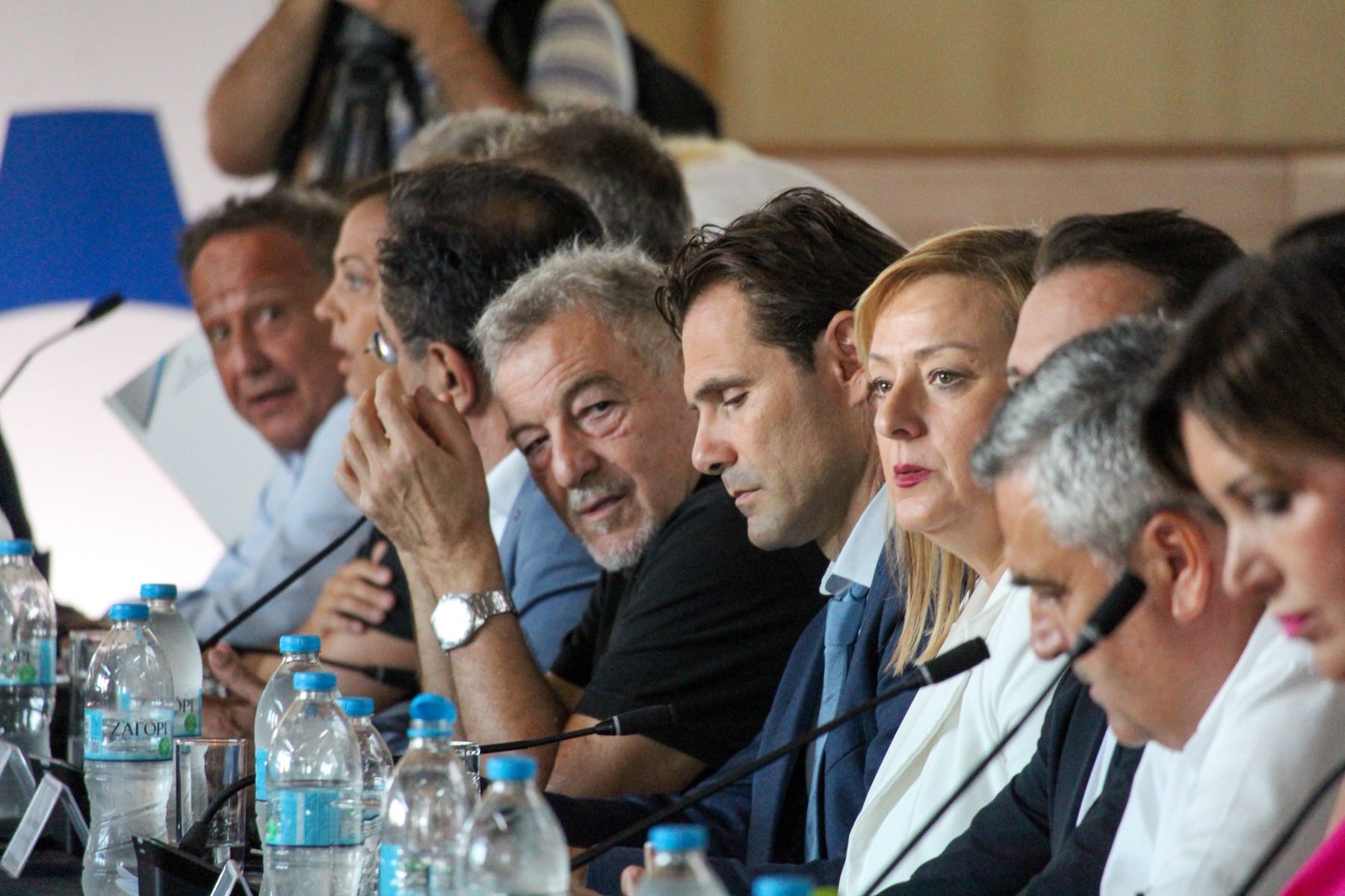 “Θόδωρε ξύπνα, ξεκίνησε η συνεδρίαση…”