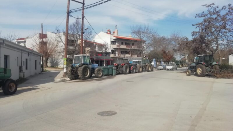 Συγκέντρωση αγροτών με τα τρακτέρ τους στην πλατεία της Επανομής